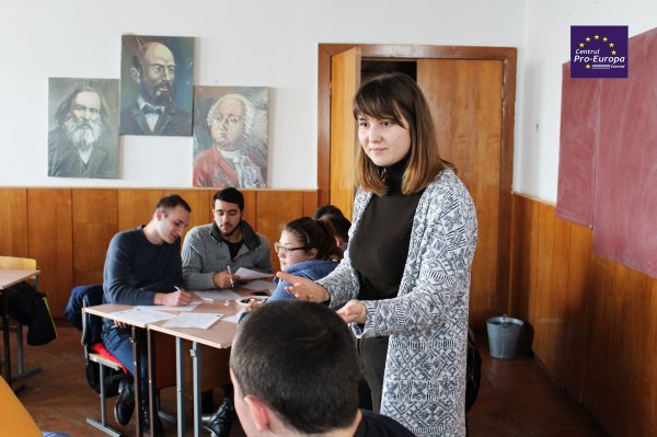 «Можно ли построить карьеру в Молдове?». Студенты в Тараклии дебатировали на эту тему