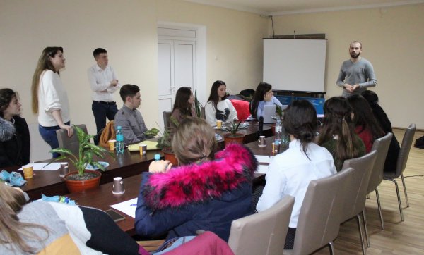 (ФОТО) Первый Дискуссионный клуб затронул тему «Волонтерство и молодежные возможности»
