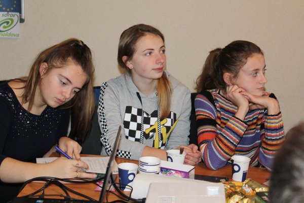(ФОТО) В Комрате молодежь обсуждала права человека и построение демократического общества