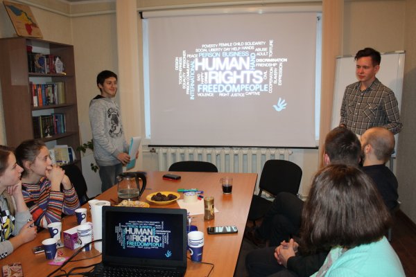 (ФОТО) В Комрате молодежь обсуждала права человека и построение демократического общества