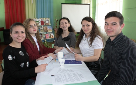 Волонтеры Вулканешт дебатируют об образовательных возможностях для молодежи